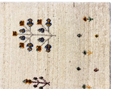 Loom Luri Läufer-Teppich 82x300 cm, Nahaufnahme: beige Fläche mit kleinen bunten Motiven.