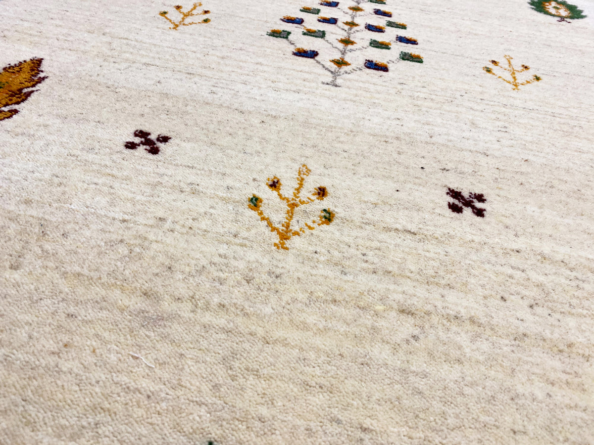 Loom Luri Läufer-Teppich 82x300 cm, Detailansicht: zarte Ornamente in Gelb, Grün und Braun.