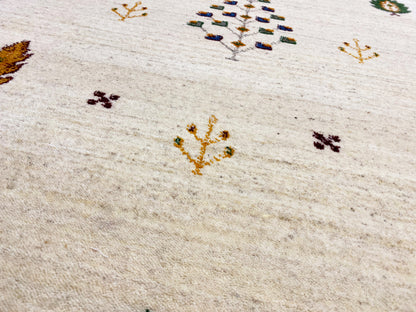 Loom Luri Läufer-Teppich 82x300 cm, Detailansicht: zarte Ornamente in Gelb, Grün und Braun.