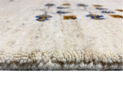 Loom Luri Läufer-Teppich 82x300 cm, Detail der Florhöhe mit bunten Mustern am Rand.