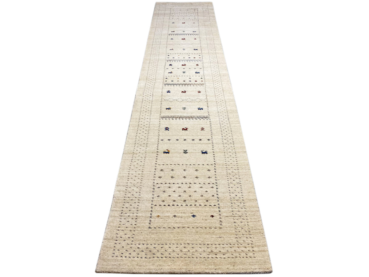 Läuferteppich in hellem Beige mit linearem Bordüren-Design und kontrastreichen Farbpunkten