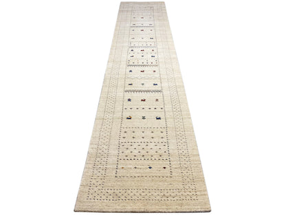 Läuferteppich in hellem Beige mit linearem Bordüren-Design und kontrastreichen Farbpunkten