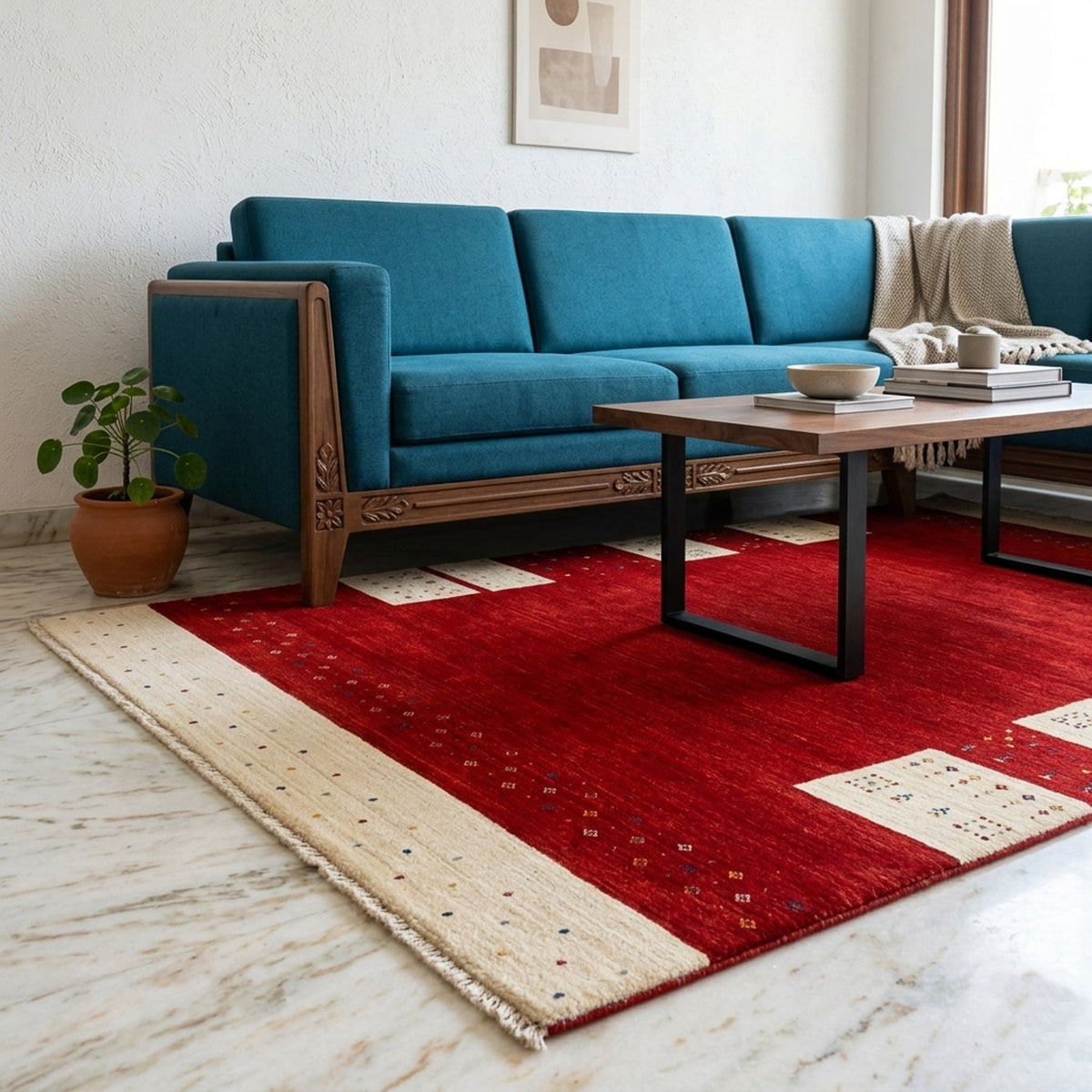 Roter Teppich mit beigen Rändern und geometrischem Muster, ausgelegt im Wohnbereich