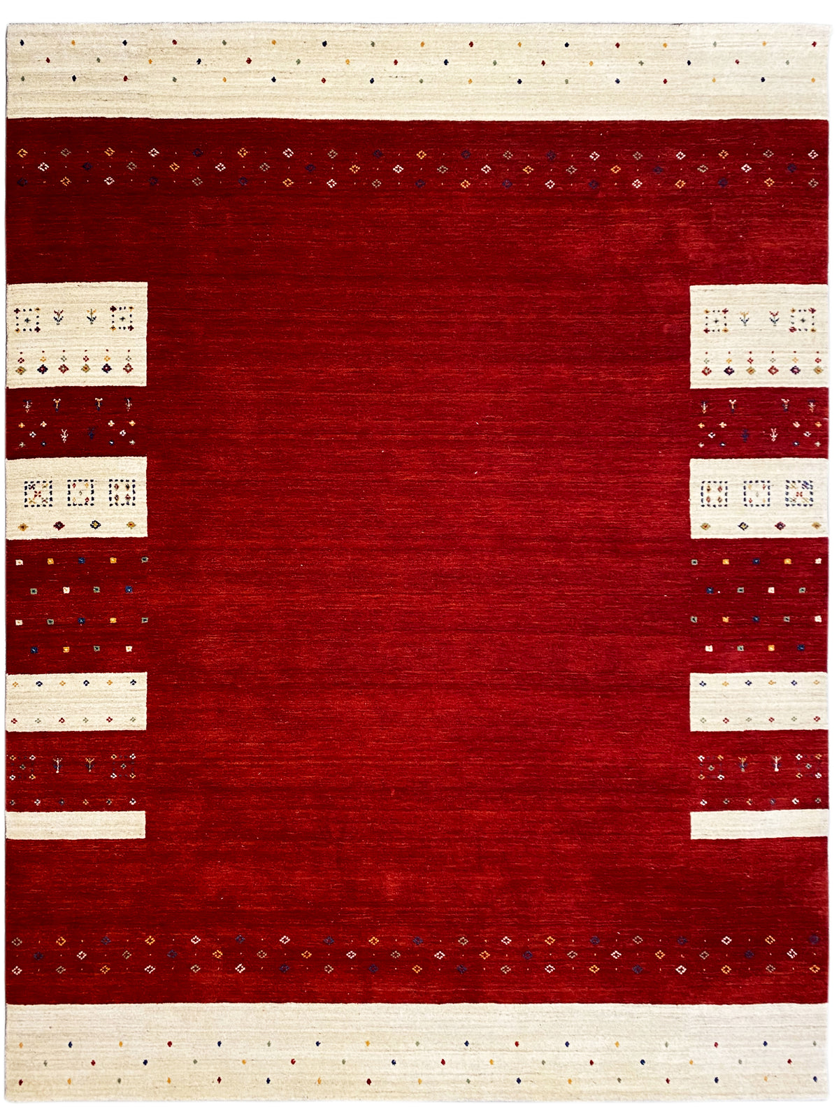 Teppich mit rotem Zentralbereich, beige Einfassung und kleinen gemusterten Ornamentstreifen an den Seiten