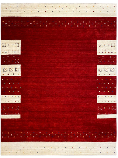 Teppich mit rotem Zentralbereich, beige Einfassung und kleinen gemusterten Ornamentstreifen an den Seiten