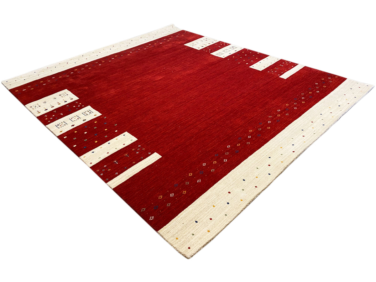 Quadratischer Teppich mit rotem Feld, beige Zierelementen und feinem Punkt- und Balkenmuster