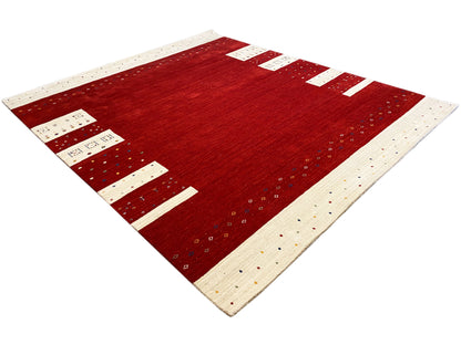Quadratischer Teppich mit rotem Feld, beige Zierelementen und feinem Punkt- und Balkenmuster