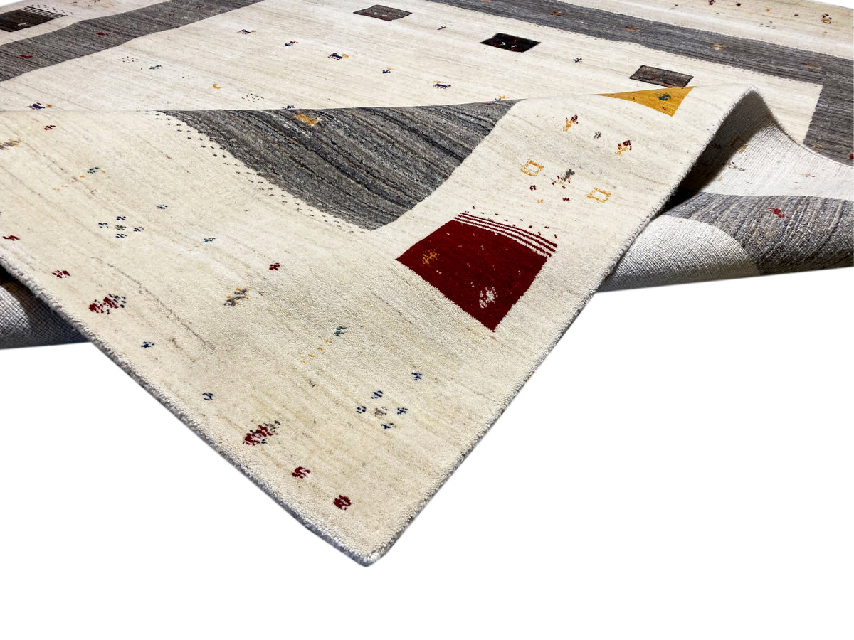 Teppich-Ecke mit aufliegender Kante, beiger Fläche, rotem Quadrat und dunkelgrauem Band