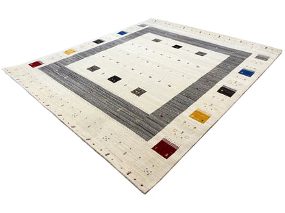 Quadratischer Blick: creme Teppichfläche mit dunkelgrauem Mittelband und Farbakzenten