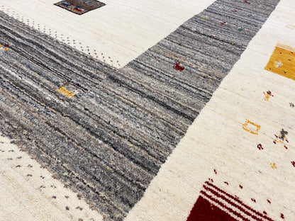 Nahansicht Teppich: dunkelgraue Streifen mit beigen Zonen und verstreuten Farbpunkten
