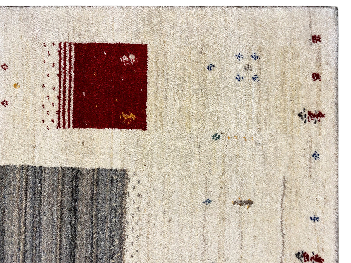 Detail Teppichoberfläche mit rotem Quadrat, grauem Streifen und kleinen bunten Punkten