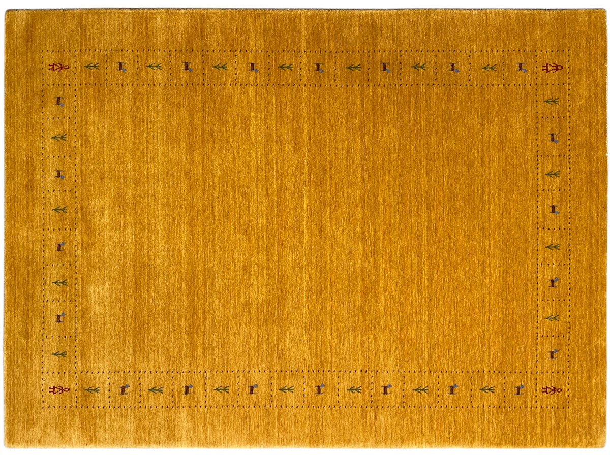 Loom Luri Teppich 200x142 cm, gelb mit dunkler Bordüre und geometrischer Stickerei