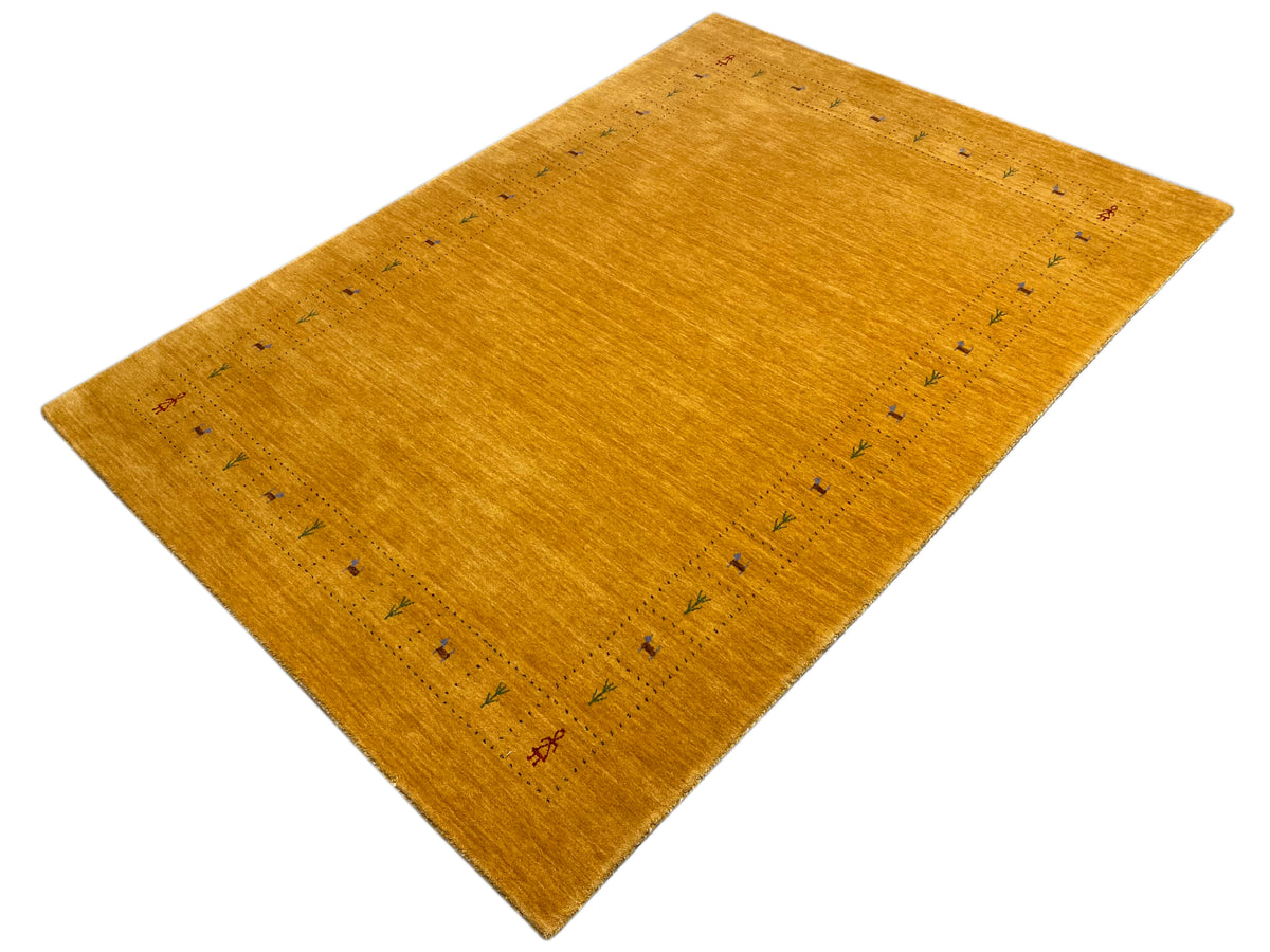 Gelber Teppich 200x142 cm in Diagonalansicht mit dezenter Musterstickerei
