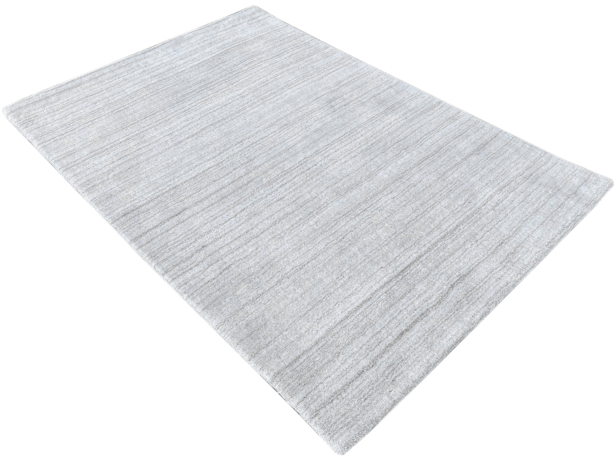 Loom Luri Teppich, hellgrau, gefaltet, Oberfläche mit feiner, gleichmäßiger Linienprägung.