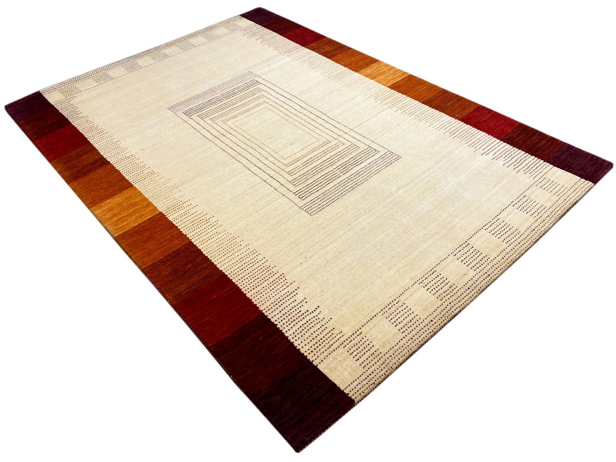 Teppich in Beige mit geometrischem Linienmuster und dunkler roter Bordüre, rechteckig