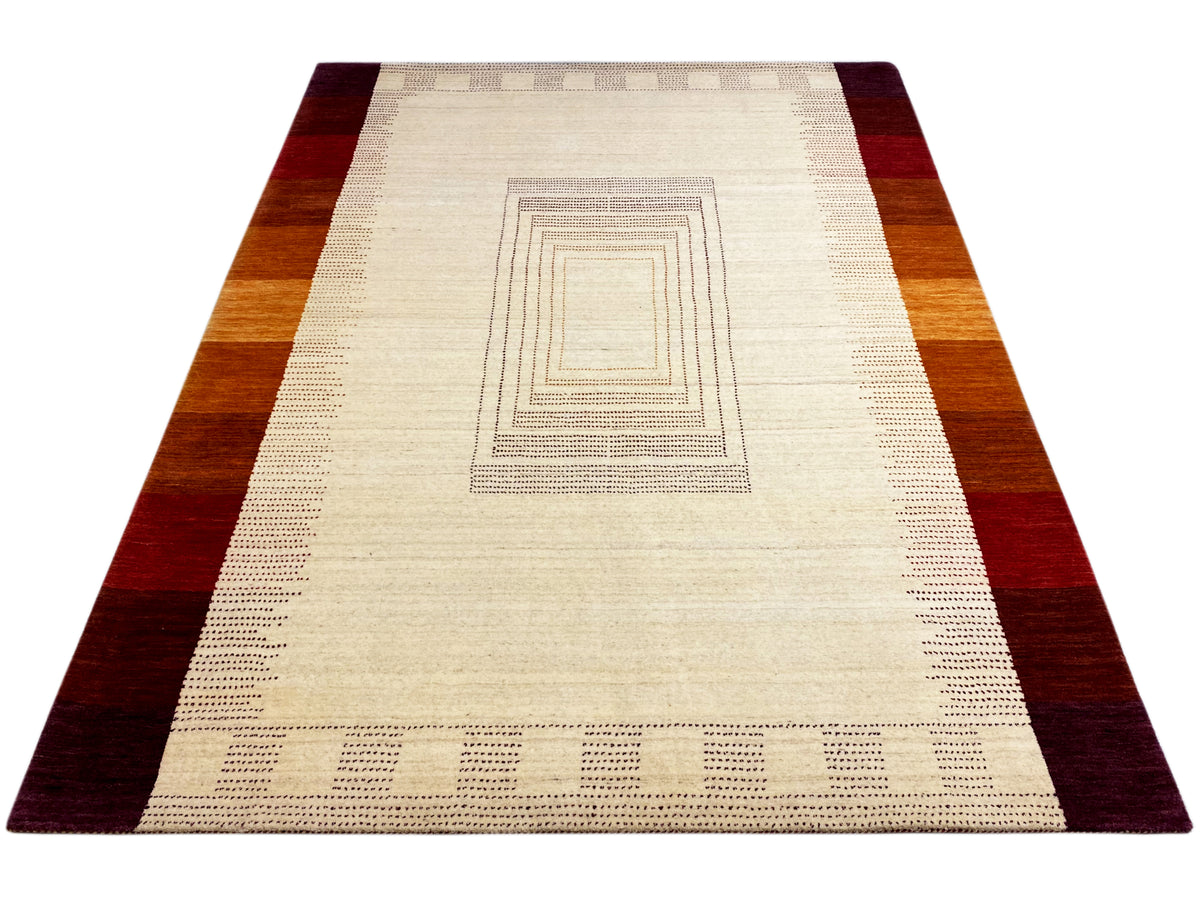 Teppich mit beigem Mittelbereich und Quadrat-Linienmuster, umrahmt von dunklen Bordüren