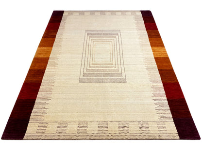 Teppich mit beigem Mittelbereich und Quadrat-Linienmuster, umrahmt von dunklen Bordüren