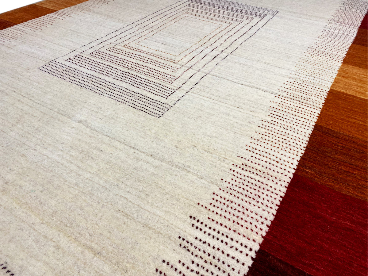 Teppichdetail: Beige Fläche mit mehrlagigem Quadratlinienmuster und dunkler roter Seitenbordüre
