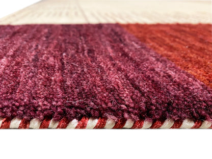 Teppich mit hochflorigem, dunkelrotem Flor und sichtbarer Rücken-/Saumkante