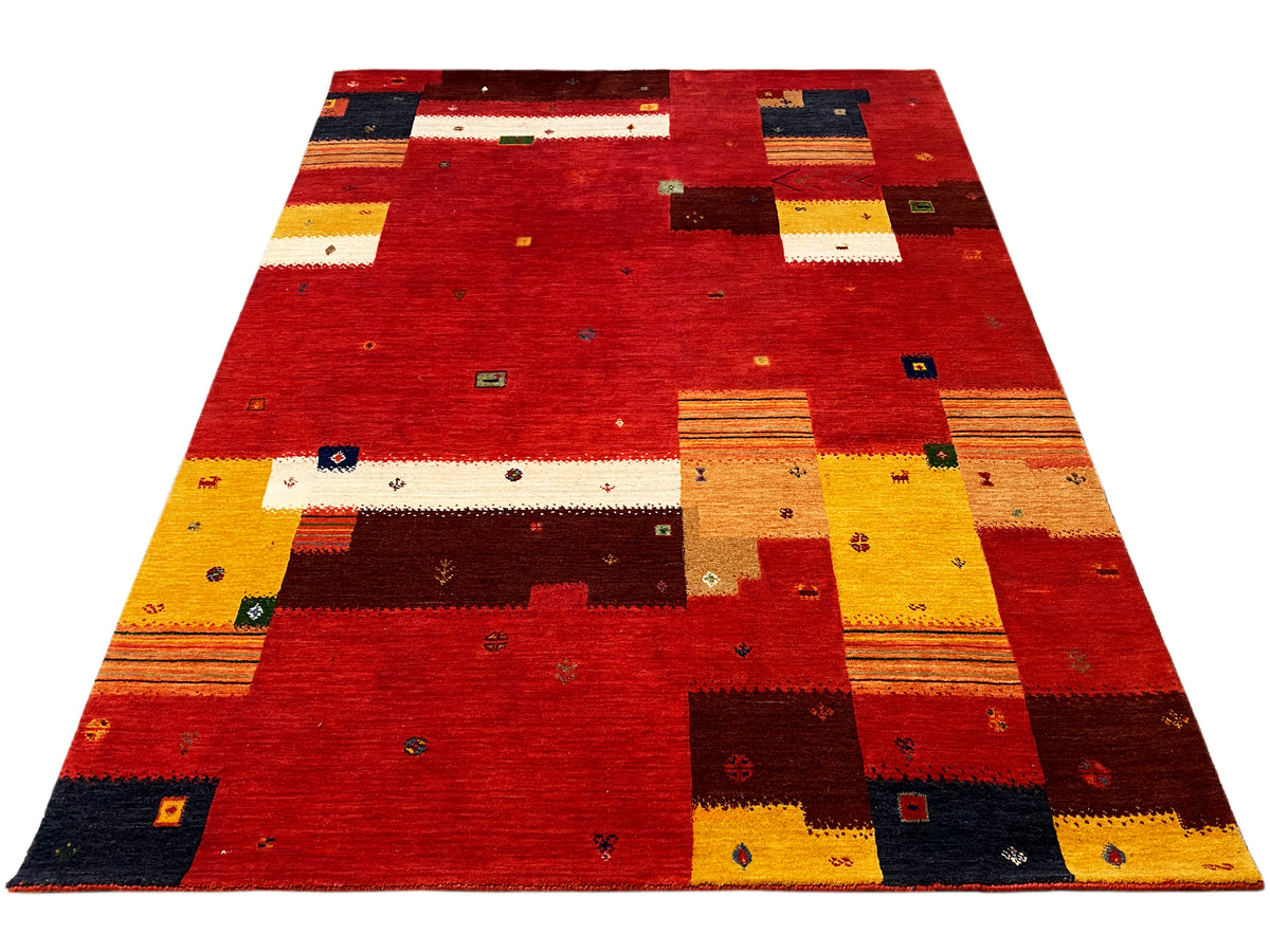 Loom Luri Teppich in Rot mit geometrischem Patchwork aus Gelb, Weiß und Dunkelblau