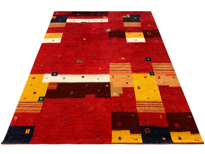 Loom Luri Teppich in Rot mit geometrischem Patchwork aus Gelb, Weiß und Dunkelblau