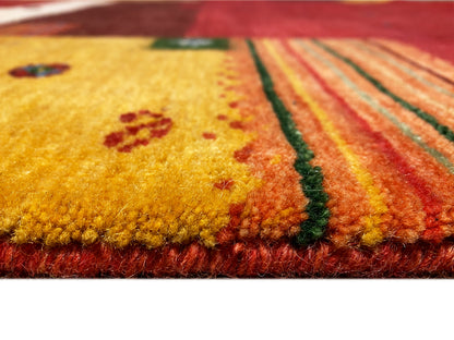 Loom Luri Teppich Nahaufnahme des Flor: rötliche Kante mit gelb-grünem Muster