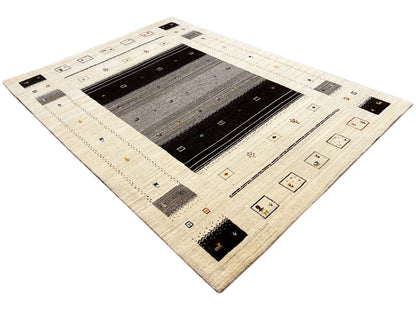 Loom Luri-Teppich 240x176 cm, beige Flächen mit schwarzem Rahmen und grau gestreiftem Mittelbereich