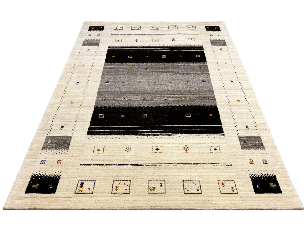 Loom Luri-Teppich 240x176 cm in Beige mit rechteckigem Musterrahmen und dunkler Innenzone