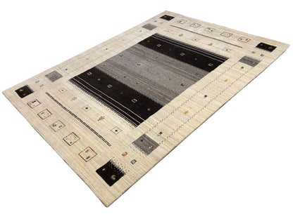 Loom Luri-Teppich 240x176 cm, schräg gezeigt: beiger Grund mit schwarz-grauer Innenfläche