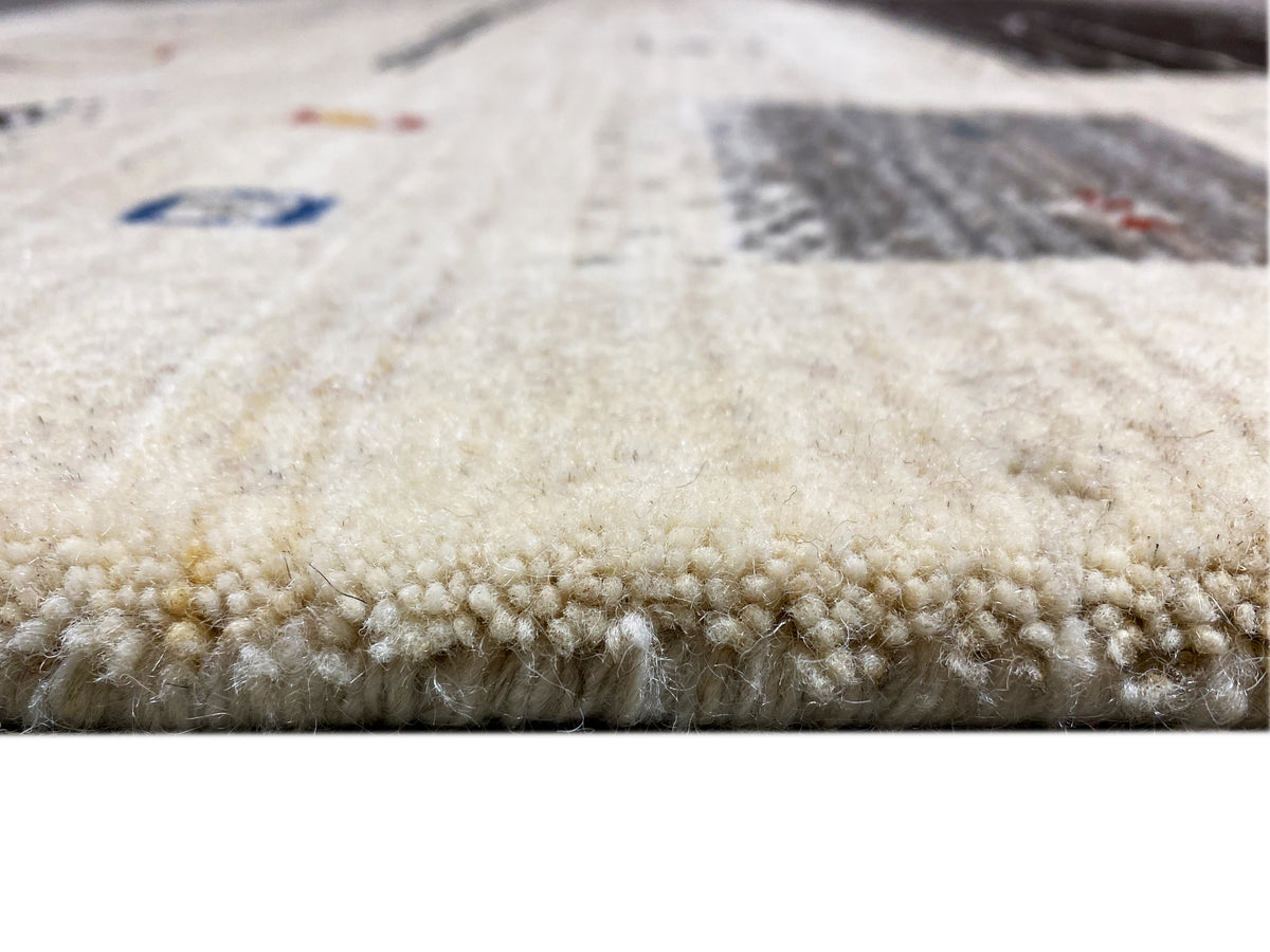 Nahaufnahme Loom Luri-Teppich am Rand: beiger Flor mit kurzer, dichter Polstruktur