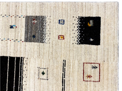 Nahaufnahme Loom Luri-Teppich: beige Oberfläche mit schwarz und bunten Musterquadraten