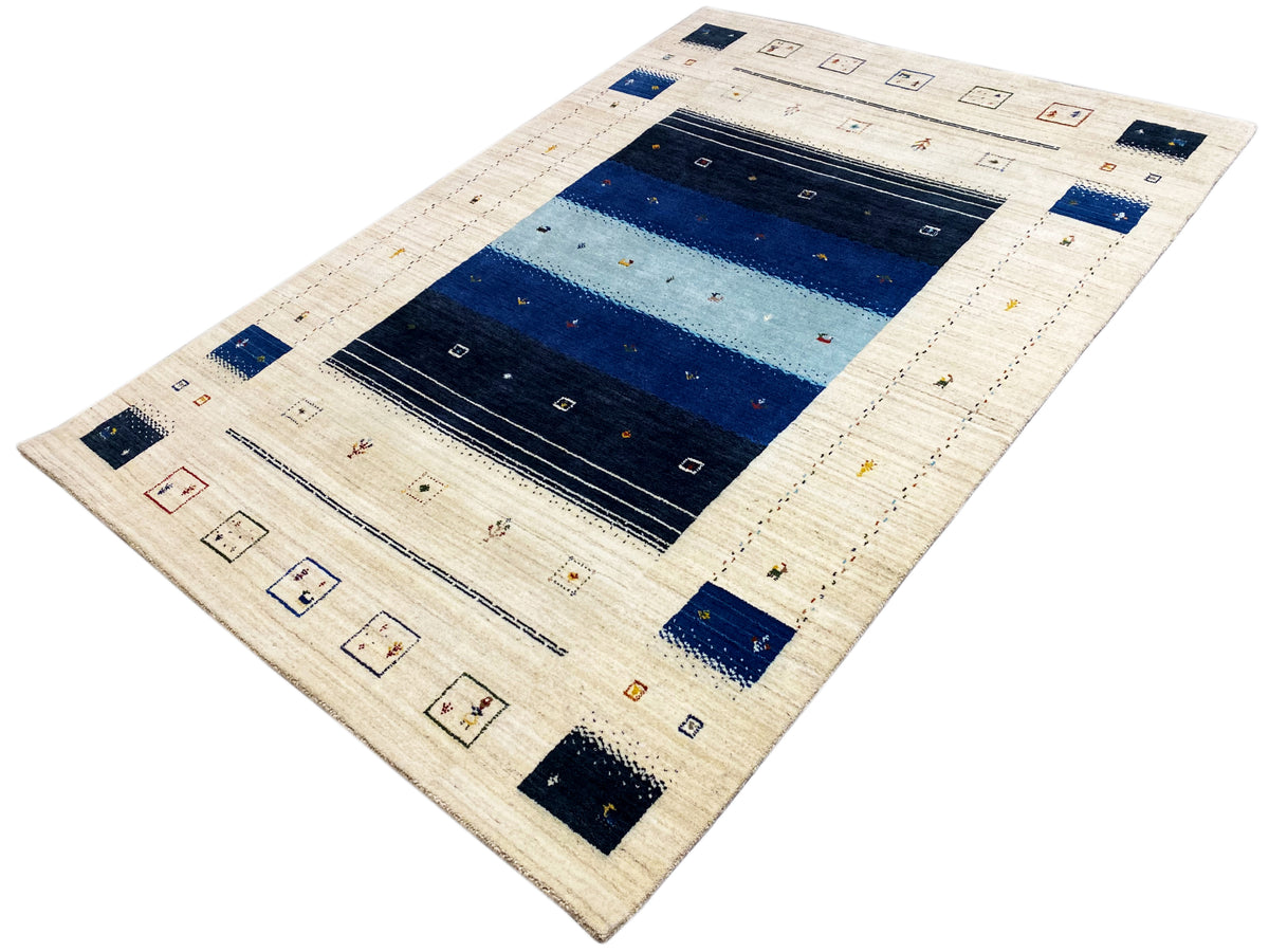 Loom Luri Teppich: beiges Reliefmuster mit dunkelblauen Feldern und Ornamenten