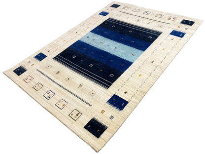 Loom Luri Teppich: beiges Reliefmuster mit dunkelblauen Feldern und Ornamenten