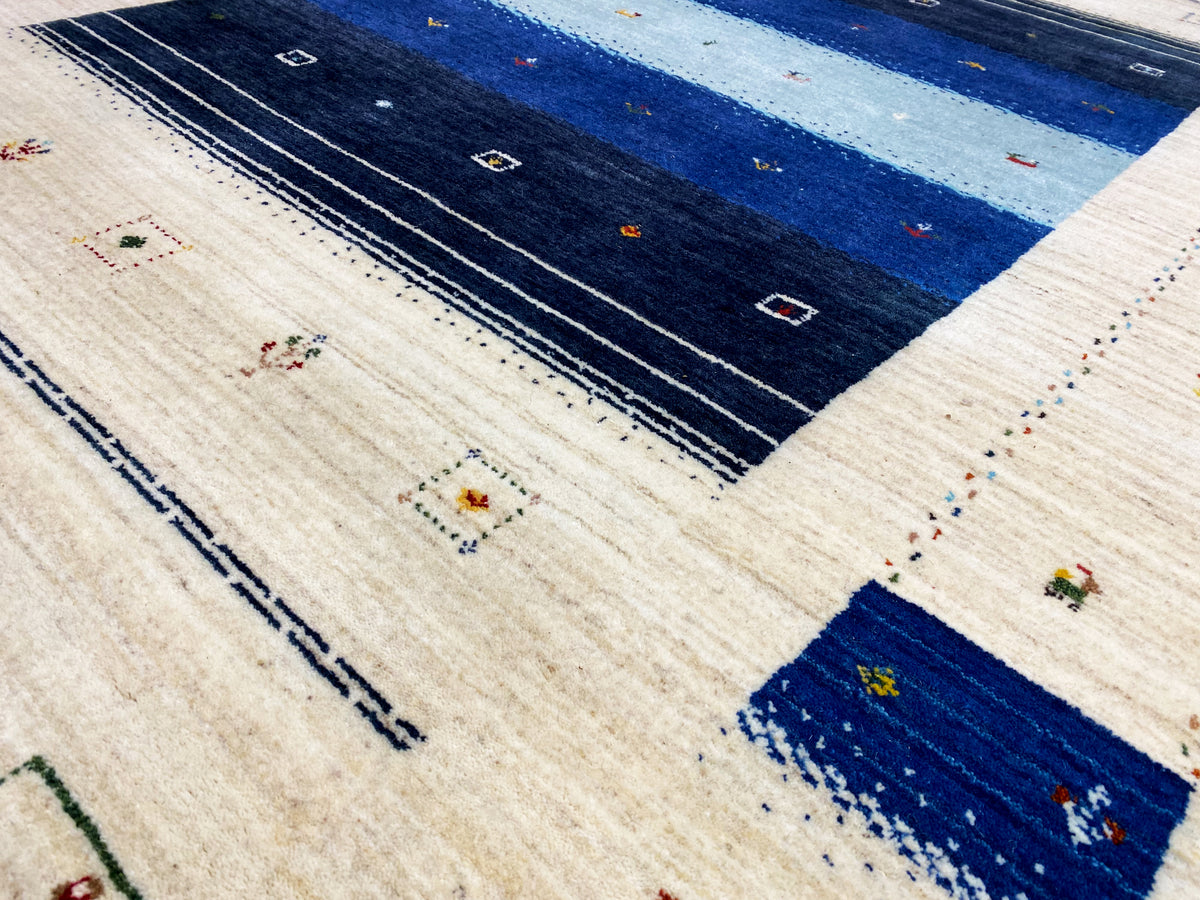 Loom Luri Teppich Detail: blaues Mittelband mit kleinen, mehrfarbigen Punkten