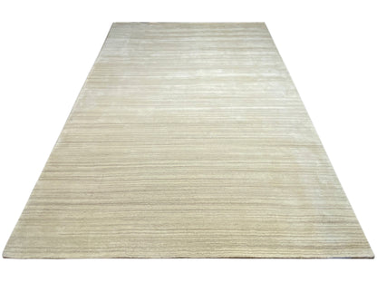 Gabbeh-Loom-Teppich, hellbeige mit feinen Längsstreifen, große rechteckige Fläche.