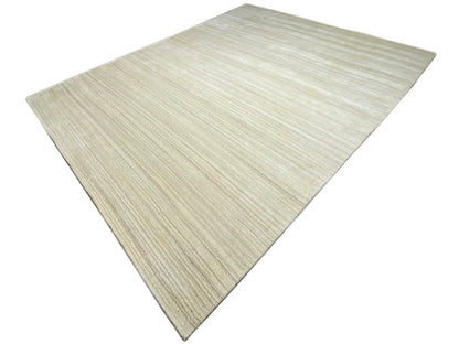Gabbeh-Loom-Teppich in diagonaler Ansicht, hellbeige mit gleichmäßiger Streifenoptik.