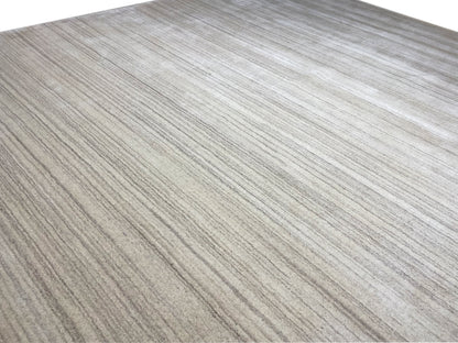 Gabbeh-Loom-Teppich Oberfläche: feine Längsstreifen in hellbeige, gleichmäßiges Muster.