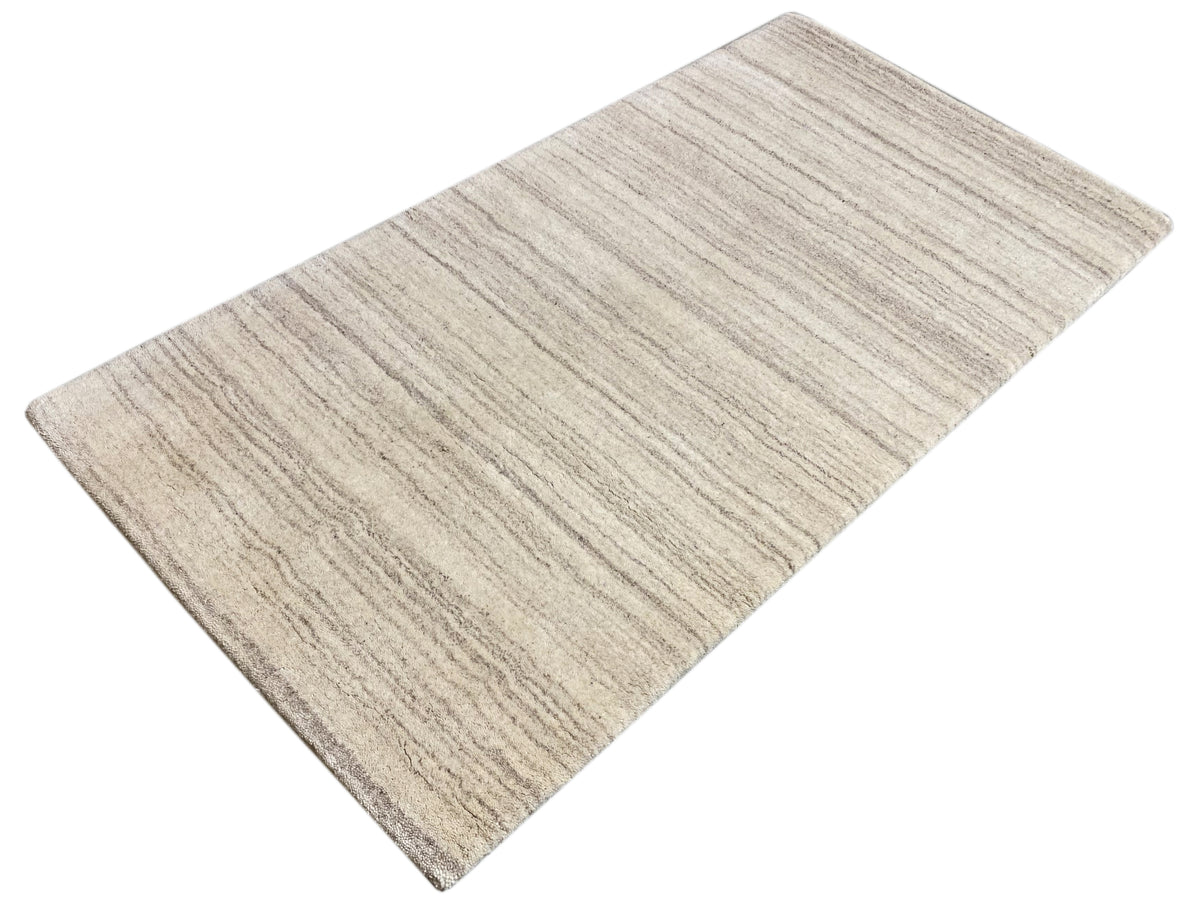 Teppich mit schmalen, längs verlaufenden Streifen in Hellbeige und Grau