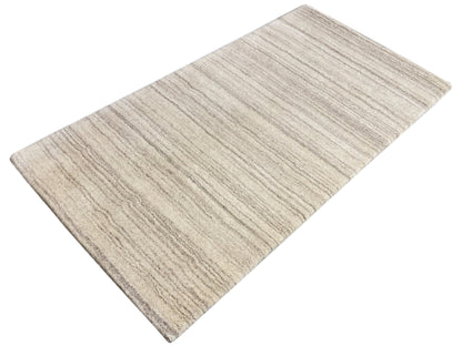 Teppich mit schmalen, längs verlaufenden Streifen in Hellbeige und Grau