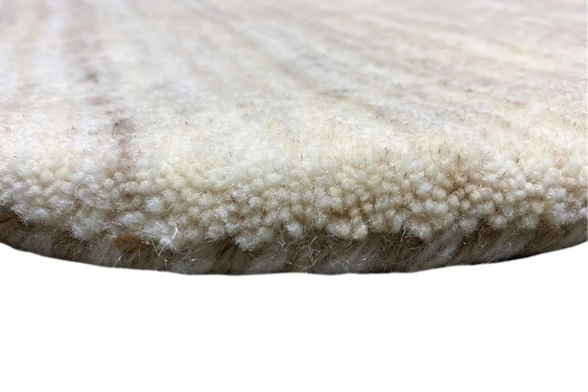 Close-up: cream-beige carpet pile at the edge, round Gabbeh, 151x151 cm