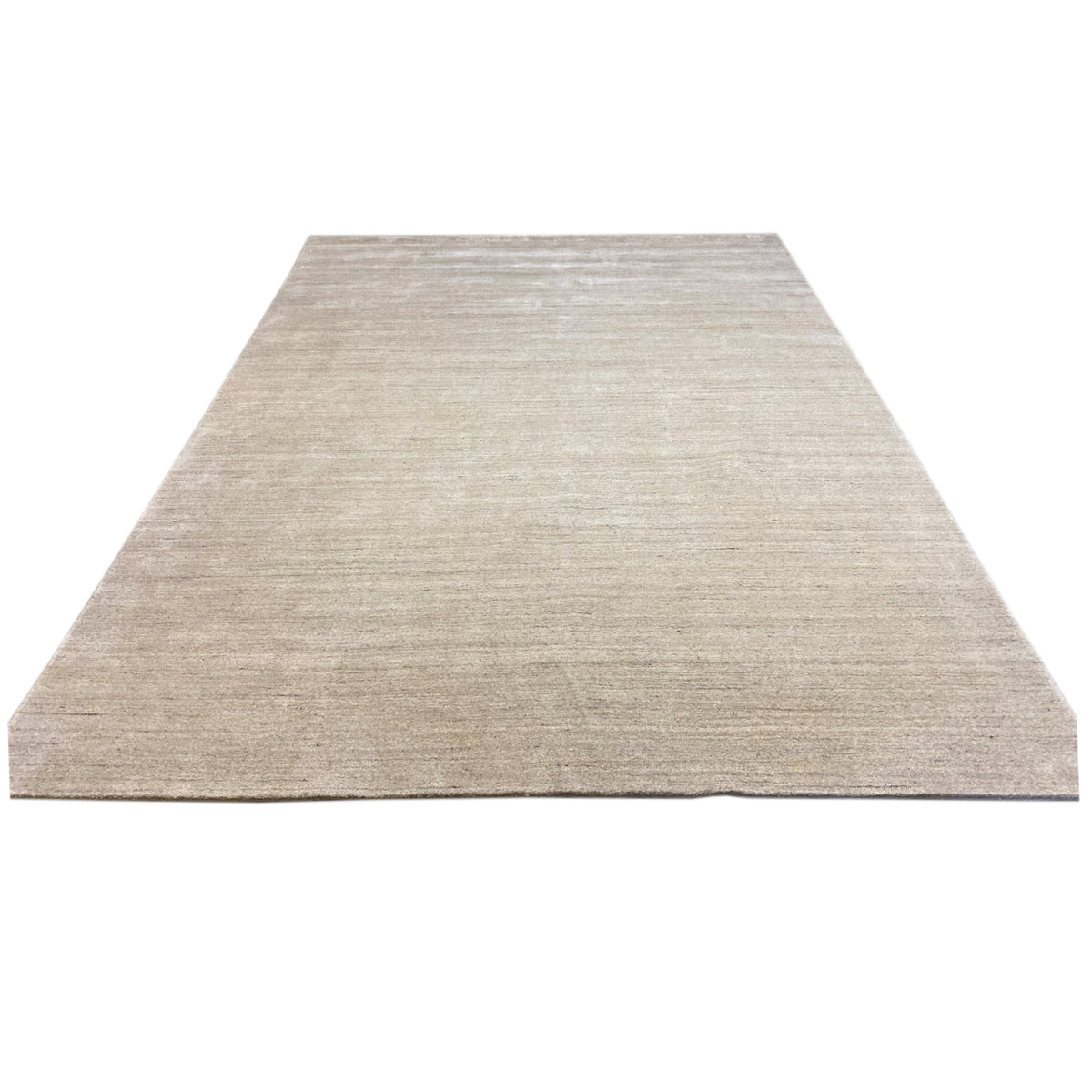 Beige rug in a narrow view: flat, even surface with a fine texture