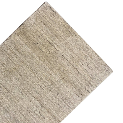Close-up: carpet surface in light beige with fine, elongated lines in the weave