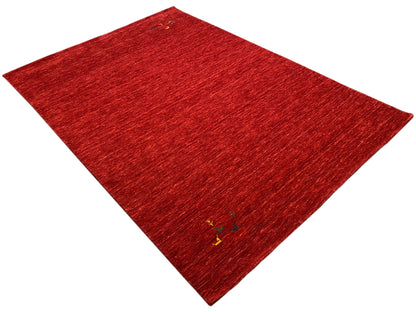 Loom Luri Teppich, roter Kurzflor, rechteckige Form, diagonal ausgebreitet.