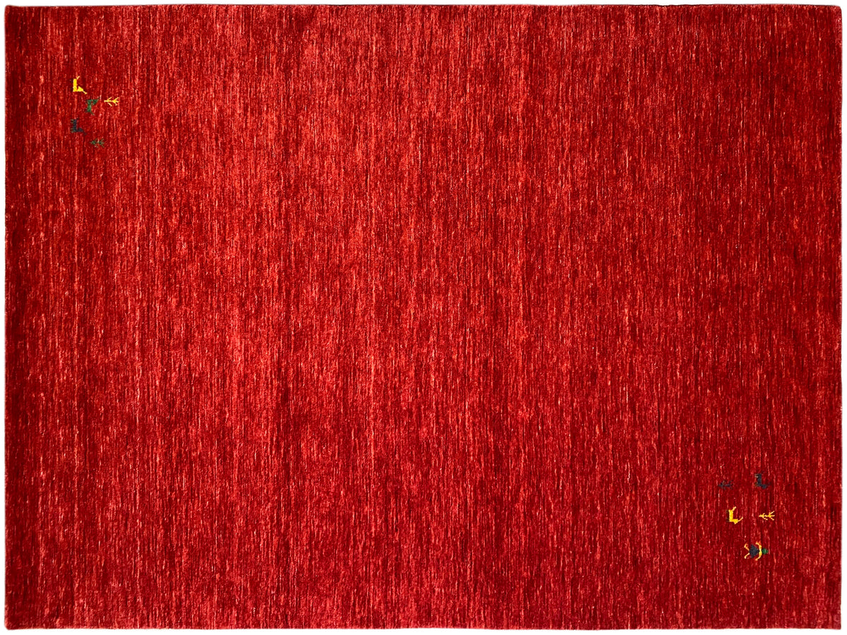 Loom Luri Teppich, roter Kurzflor, flache rechteckige Fläche mit kleinen farbigen Stellen.
