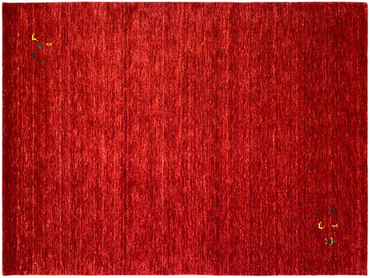 Loom Luri Teppich, roter Kurzflor, flache rechteckige Fläche mit kleinen farbigen Stellen.