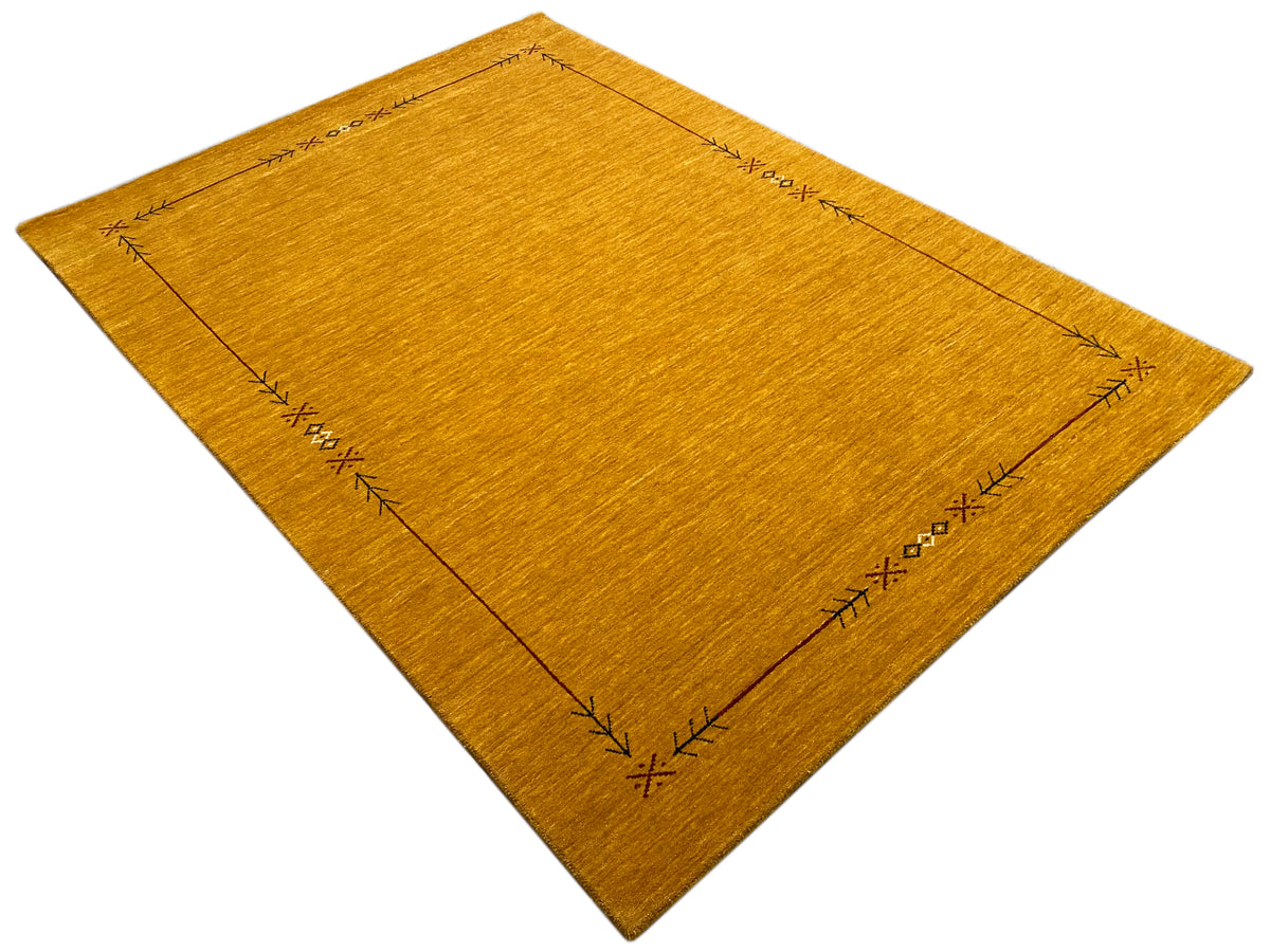 Loom Luri Teppich diagonal ausgerichtet, senfgelb mit Kontur-Ornamenten