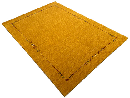 Loom Luri Teppich diagonal ausgerichtet, senfgelb mit Kontur-Ornamenten