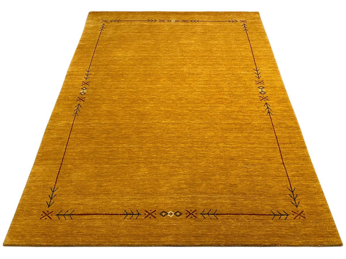 Loom Luri Teppich von oben, senfgelb mit umlaufenden Linien und Symbolen