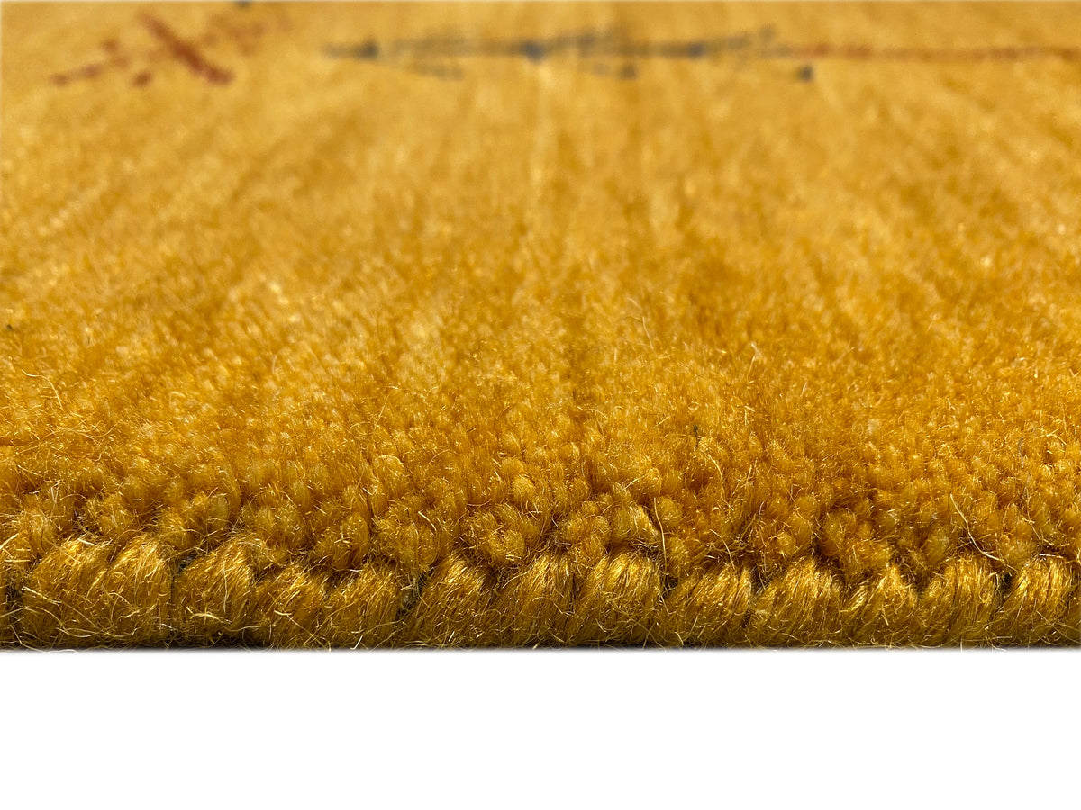 Nahaufnahme Teppichflor in senfgelb, textile Struktur und gleichmäßige Faser
