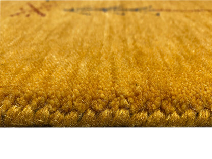 Nahaufnahme Teppichflor in senfgelb, textile Struktur und gleichmäßige Faser